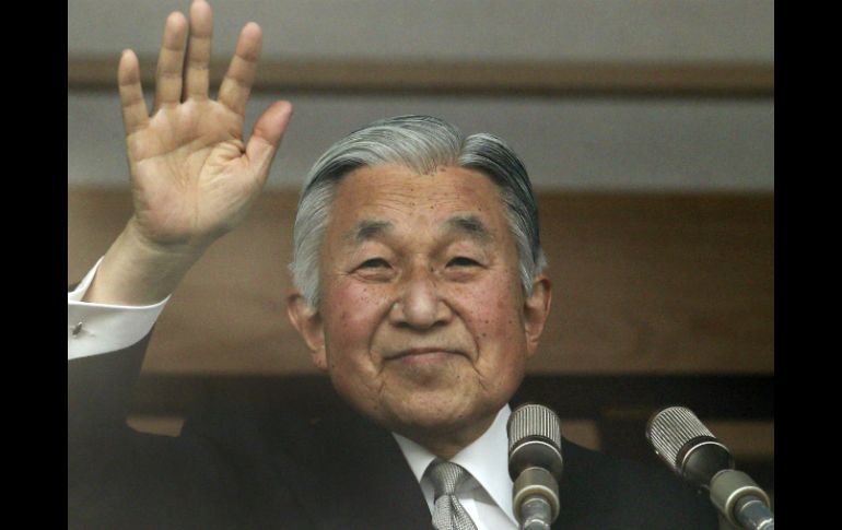 El emperador Akihito saluda a sus simpatizantes desde su balcón en el día de su cumpleaños. AP /