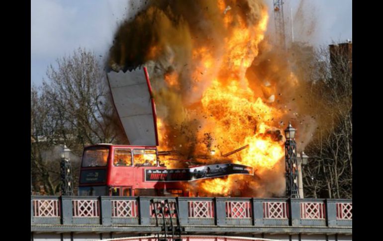 Algunos residentes de Londres quedaron preocupados al ver la explosión del autobús en un puente. ESPECIAL /