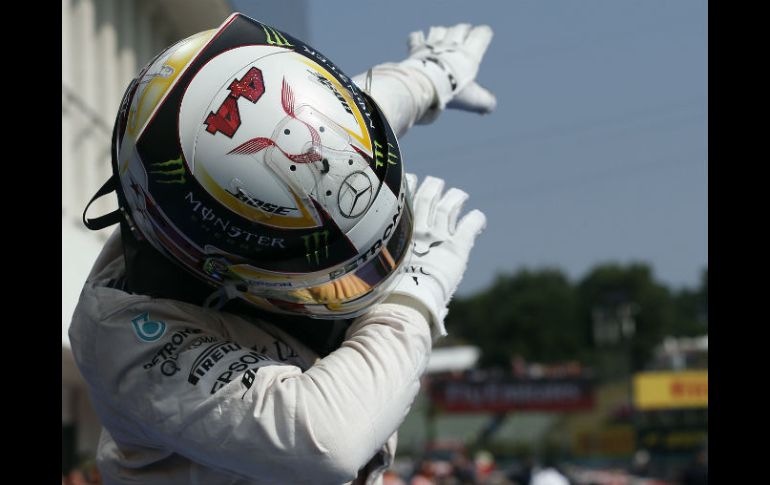 El inglés, quien gana su tercera carreta consecutiva, acumula 192 y le arrebata la posición de líder a Nico Rosberg. AP / D. Vojinovic