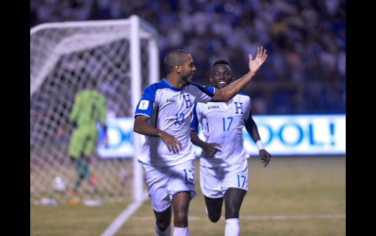 Eddie Hernández festeja su gol ante la Selección de Trinidad y Tobago. AFP / G. Mazariegos