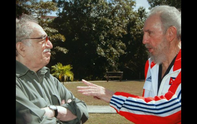 La amistad entre el colombiano y el gobernante cubano comenzó en los años setenta y fue ampliamente documentada. AFP / ARCHIVO