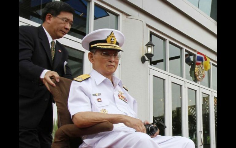 Bhumibol Adulyadej, el fallecido padre de Rama X tras 70 años de reinado, indultaba detenidos cada año. EL INFORMADOR / ARCHIVO