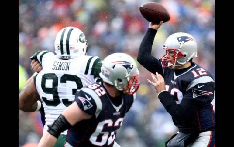 Tom Brady lanzó para 214 yardas y tres touchdowns. AFP / M. Meyer