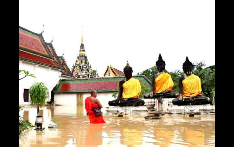 Un monje budista camina con el agua a la cintura, en la provincia de Surat Thani, al sur de Tailandia. EFE / SRT