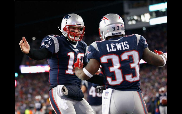 Tom Brady (I) y Dion Lewis (D) celebran un touchdown durante el partido. AFP / J. Rogash