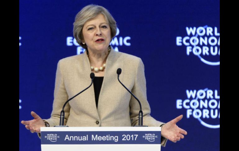 Theresa May asegura que aunque Reino Unido optó por el 'brexit', no da la espalda a sus amigos. AP / L. Gillieron