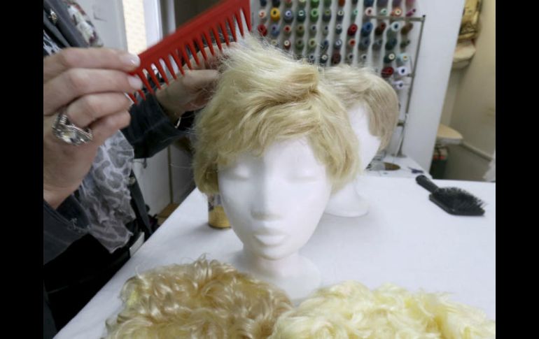 Se tuvieron que usar pelucas rubias normales para apenas cubrir la demanda. AP / R. Zak
