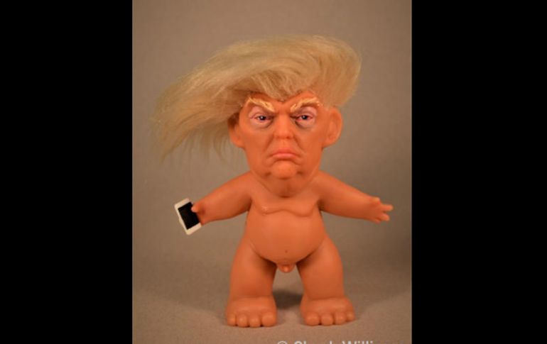 El 'troll' de Trump luce deforme con cabellos largos, desnudo y con todo y su teléfono celular para poder tuitear.. ESPECIAL / www.kickstarter.com