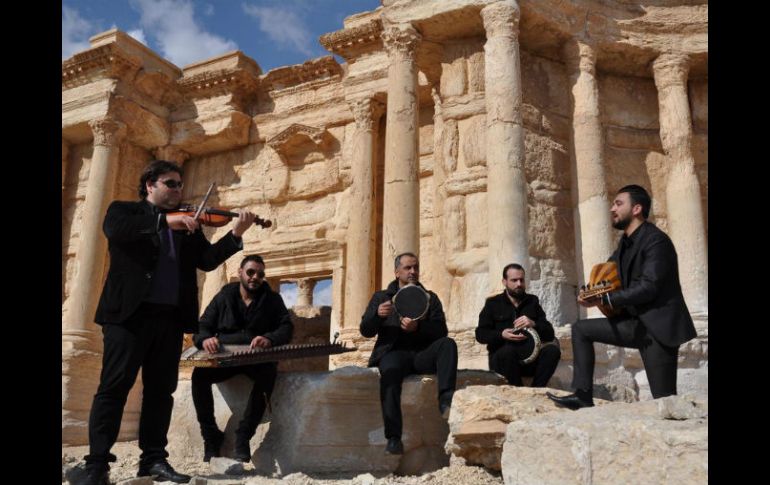Un ensamble sirio protagonizó un concierto entre las ruinas como una forma de celebración. TWITTER / @TrapieLLo
