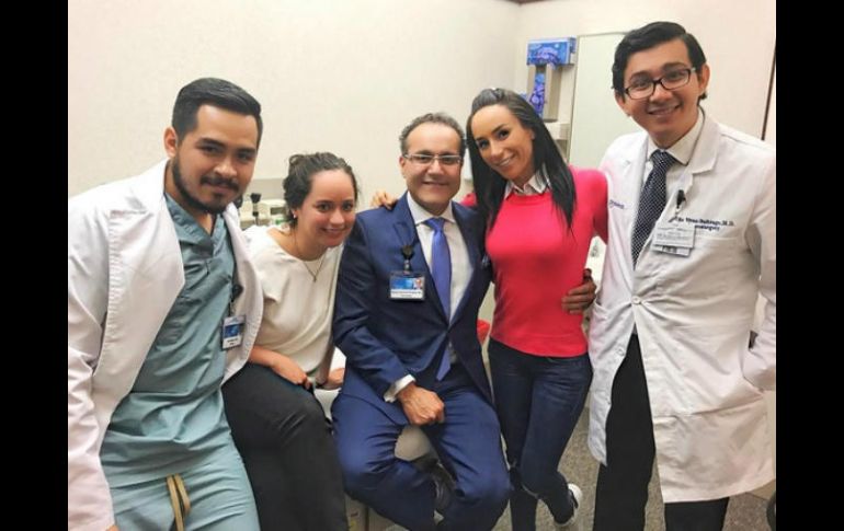 Inés Gómez Mont publicó una fotografía con el 'Dr. Q' y con su equipo de trabajo. INSTAGRAM / inesgomezmont