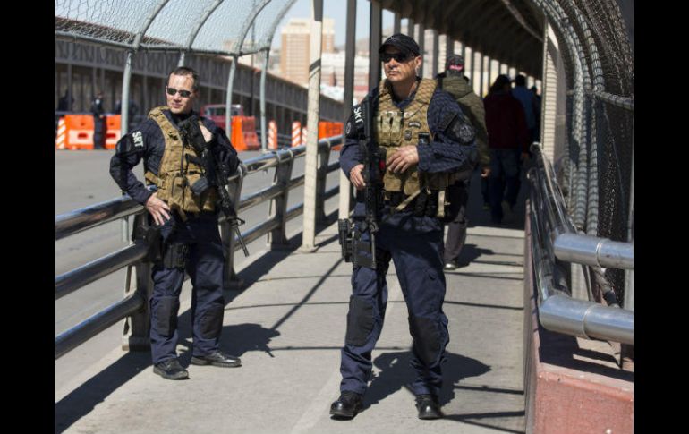 : En algunos puntos de control, agentes fronterizos revisan las redes sociales  de los viajeros. AP / ARCHIVO