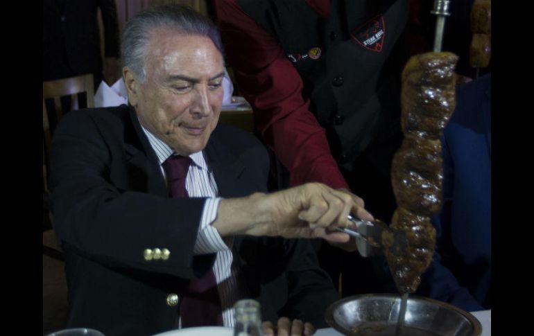 El presidente brasileño Michel Temer intenta despejar dudas sobre la calidad de la carne brasileña con una cena. EFE / J. Alves