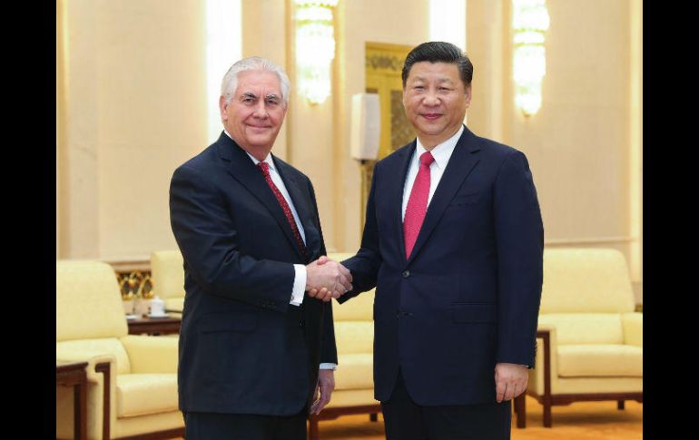 Rex Tillerson y Xi Jinping se saludan antes de su reunión en el Gran Salón del Pueblo. AFP / L. Zhang