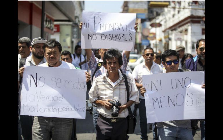 Los integrantes de la protesta demandaron a los tres niveles de gobierno a revisar la situación que viven los reporteros en la entidad. AP / F. Marquez