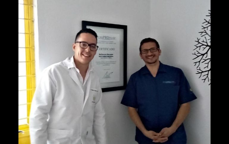 'Nuestra terapia no es invasiva, te da otra alternativa antes de llegar a una cirugía', menciona el médico Sergio Vázquez. ESPECIAL /