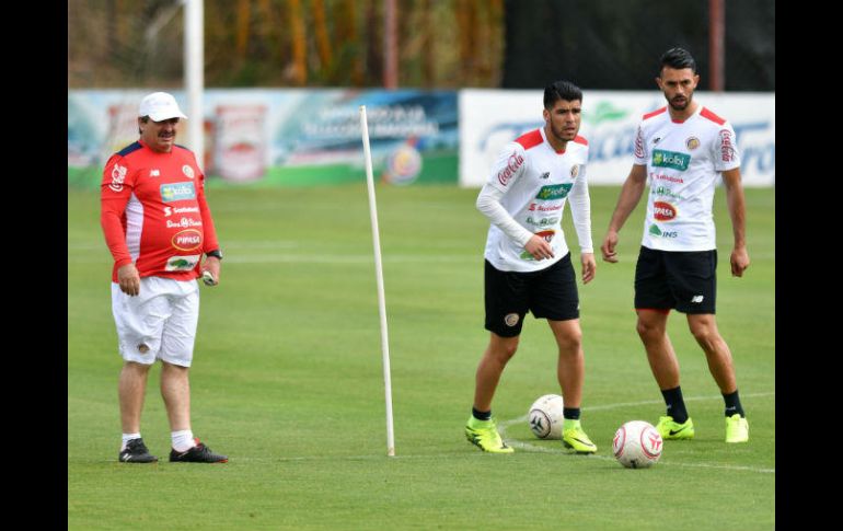 Ramírez (I) destaca la 'versatilidad' de la Selección mexicana. AFP / E. Becerra