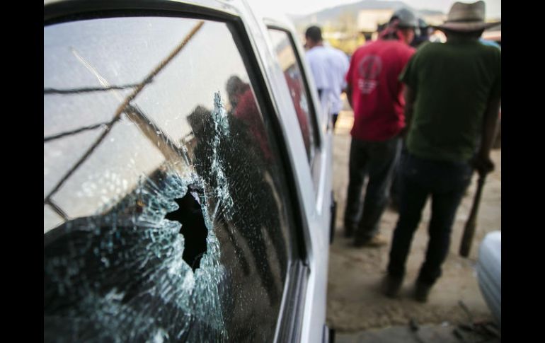 Elementos de la Policía de Michoacán fueron presuntamente atacados a balazos por los comuneros, acción que fue repelida. AFP / E. Castro