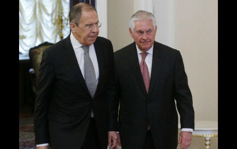 Serguéi Lavrov (i) y Rex Tillerson a su llegada para su reunión en el Ministerio de Asuntos Exteriores en Moscú. EFE / S. Chirikov