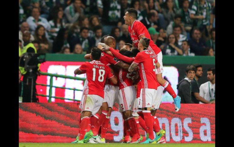 Los jugadores del Benfica se abrazan al término del partido contra el Sporting de Lisboa. EFE / M. Lopes