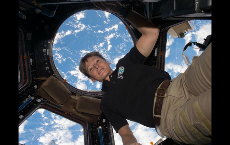 La astronauta Peggy Whitson se convirtió en la primera mujer en comandar la estación espacial en 2008. AFP / ARCHIVO