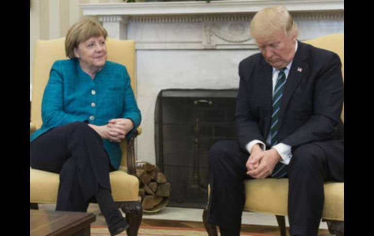 La conversación con Merkel habría llevado a Trump a ‘darse cuenta’ que les conviene tener un paco con la UE que con Inglaterra. AFP / ARCHIVO