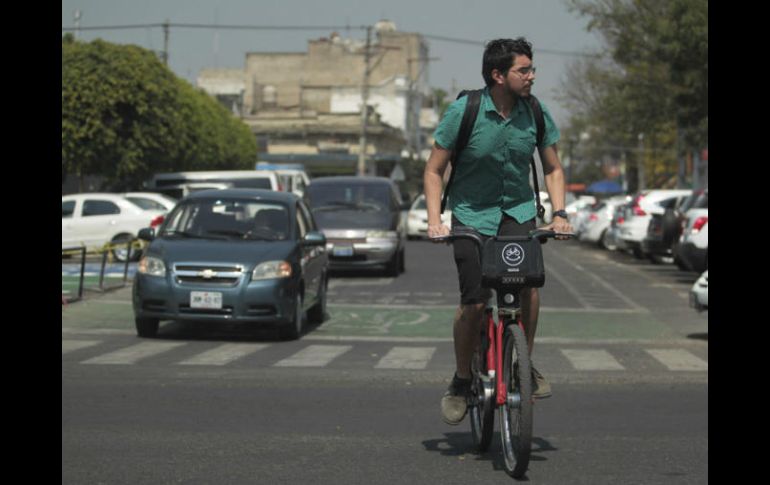En Ciudad de México y otras urbes de la República Mexicana, el carril derecho tiene prioridad para tránsito de bicicletas. EL INFORMADOR / ARCHIVO