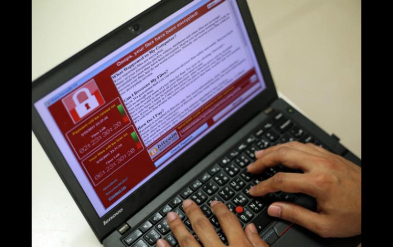 El Centro Nacional de Ciberseguridad británico dirige los trabajos para recuperar los equipos informáticos dañados en el ataque. EFE /