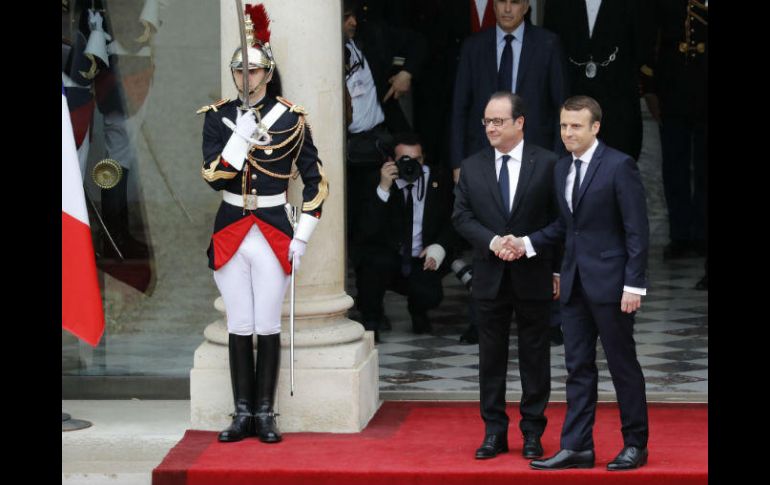 Macron, que fue conducido en un Renault Espace blindado hasta el Elíseo bajo una ligera lluvia, fue recibido por Hollande en el patio. EFE / P. Kovarik