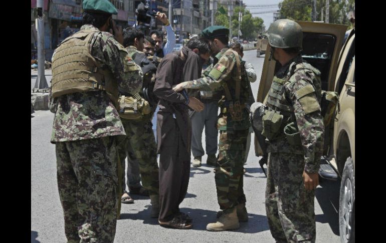 Soldados afganos detienen a un sospechoso de participar en el ataque. EFE / G. Habibi