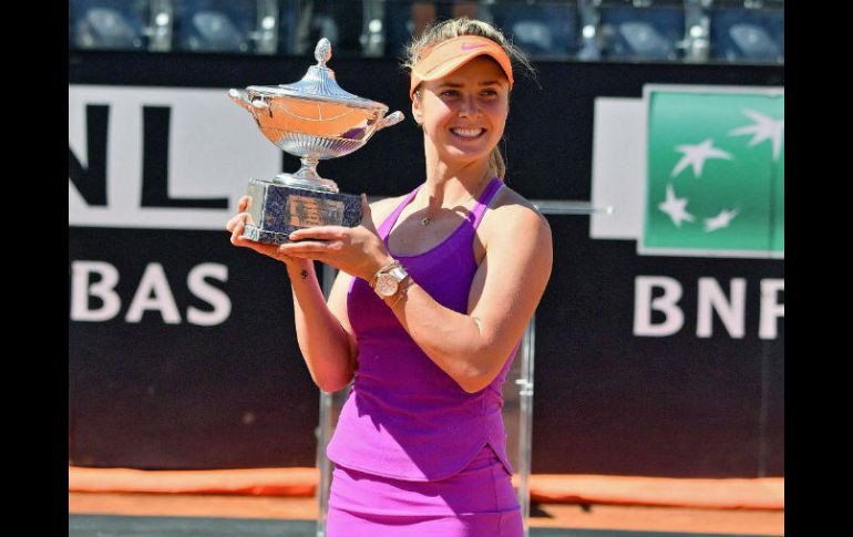 Svitolina levantó al cielo de Roma el título del Masters 1000 y amplía a cuatro su racha de victorias consecutivas este año. EFE / C. Onorati