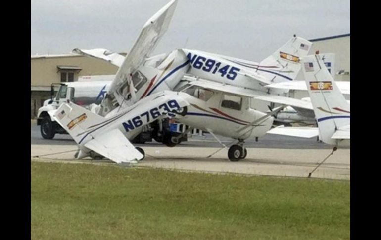 Algunas avionetas estaban apiladas cuando los funcionarios llegaron al Aeropuerto para inspeccionar los daños. AP / L. Baker