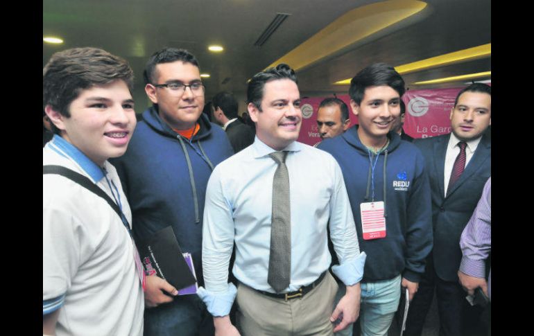 El gobernador instó a los jóvenes a conocer los apoyos que se ofrecen para emprender. ESPECIAL /
