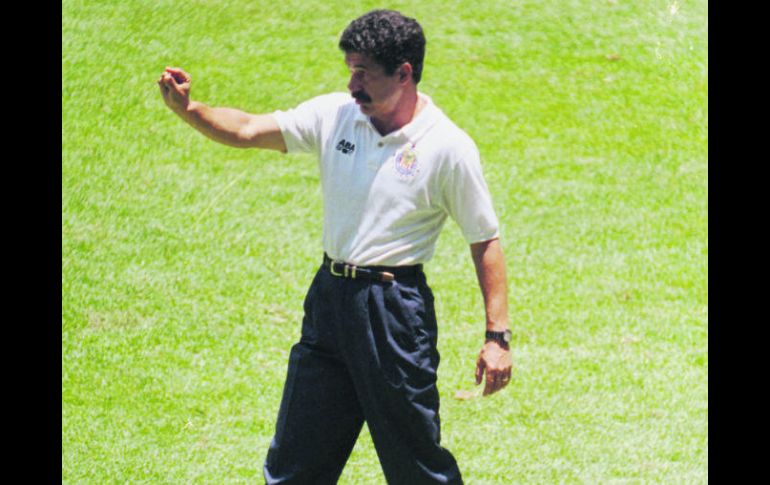 Durante la Final Chivas vs. Toros Neza, disputada en el Jalisco, el 'Tuca' Ferretti da indicaciones a los jugadores rojiblancos. EL INFORMADOR / ARCHIVO