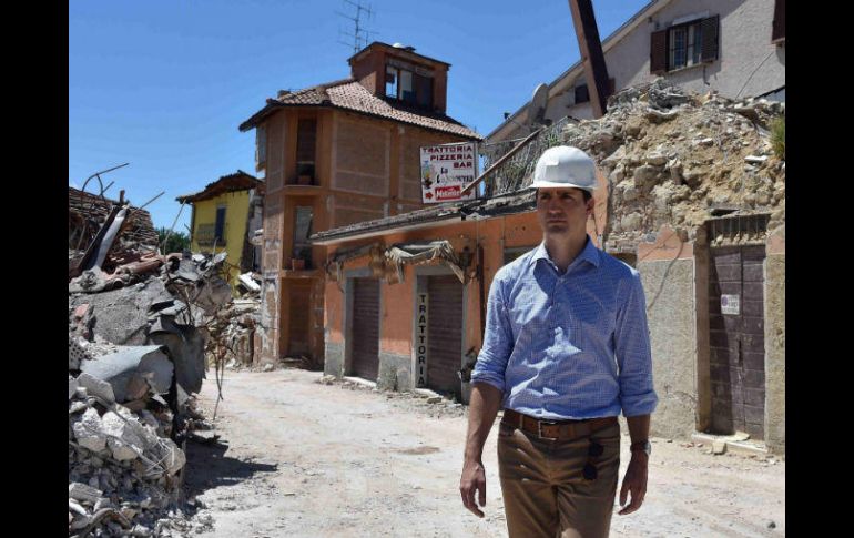 Trudeau hace una pausa en su gira por Europa y visita Amatrice, donde sismos causaron 300 muertes el pasado agosto. AP / M. Grilloti