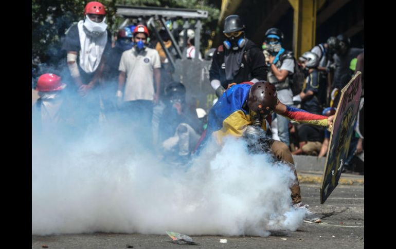 La principal autopista de la ciudad fue escenario de enfrentamientos entre cuerpos de seguridad y manifestantes. AFP / J. Barreto