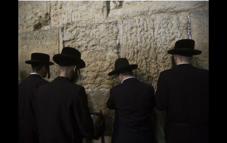 El Muro de las Lamentaciones es el lugar más sagrado de los judíos, donde estos pueden orar. EFE / ARCHIVO