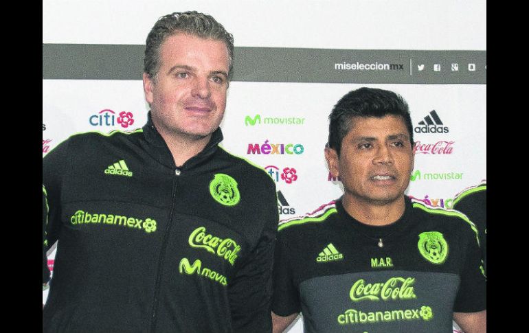 Dennis te Kloese, coordinador de selecciones menores de futbol de México, y Marco Antonio Ruiz, dirigente de la Sub-20. MEXSPORT /