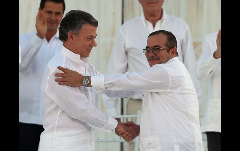 El presidente colombiano, Juan Manuel Santos (izq.) y el líder de las FARC, Rodrigo Londoño (der.), en la firma del acuerdo en 2016. AP / ARCHIVO