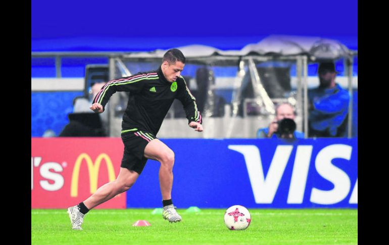 En Javier Hernández están cifradas las esperanzas para que el Tricolor le marque a los lusos, monarcas de la Eurocopa pasada. AFP /