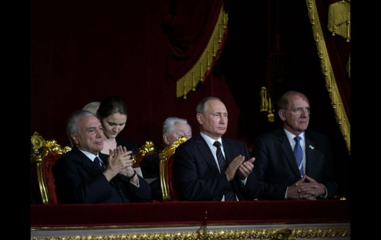 Vladimir Putin (c), y Michel Temer (i), asisten a un a un espectáculo en el Teatro Bolshói de Moscú. EFE / A. Druzhinin