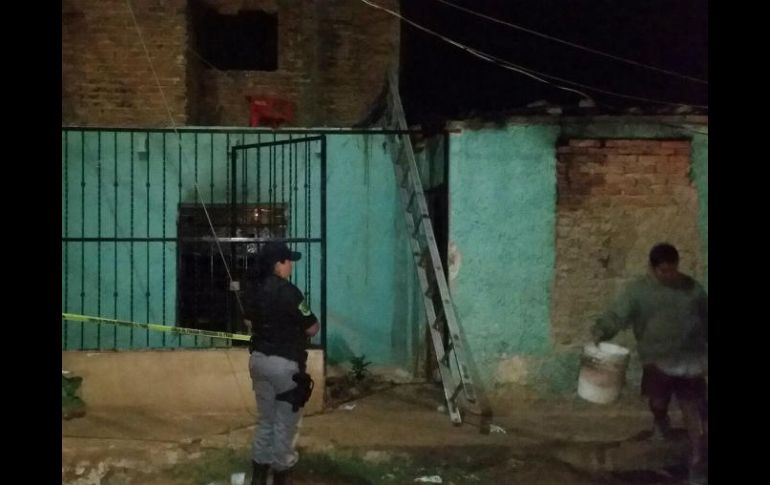 El causante del incendio es detenido por oficiales de la Policía de Tonalá. ESPECIAL /