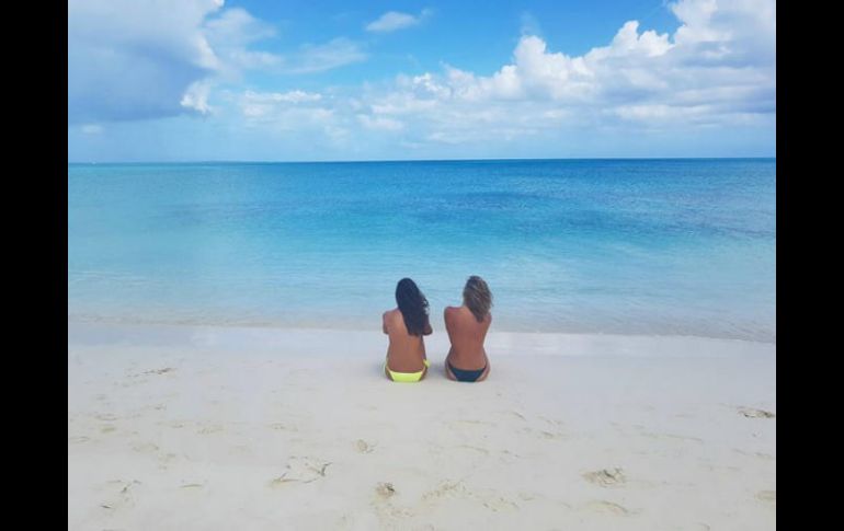 Montserrat y Yaya posaron desde las playas de Turcos y Caicos, portando únicamente la parte inferior de su bikini. INSTAGRAM / montserrat33