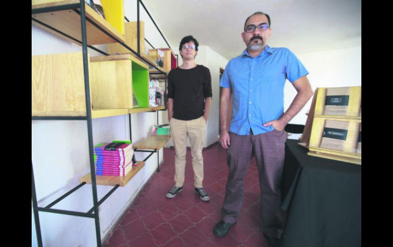 Biblio-diversidad. A la izquierda, Carlos Armenta de Ámbar y de Casa Impronta, y Antonio Martz de Paraíso Perdido. EL INFORMADOR / F. Atilano