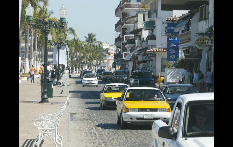 El parque de taxis tradicionales que circulan en Puerto Vallarta está compuesto por mil 380 unidades. EL INFORMADOR / ARCHIVO