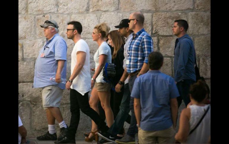 Spears (c) visitó el Muro de las Lamentaciones y sus túneles; su equipo de seguridad intentó mantener alejados a paparazzis y fans. TWITTER / @BritneyArmy_MX