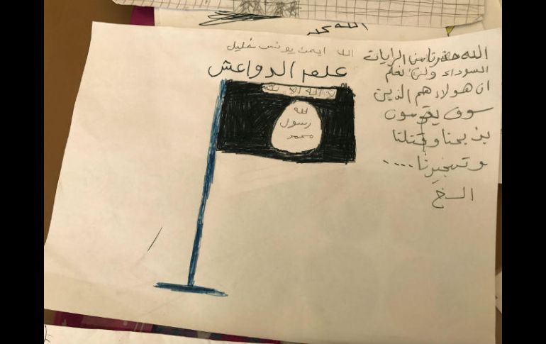 El pequeño Ayman Yúnes Jalil dibujó con rotuladores la bandera oscura del Estado Islámico, que veía todos los días en su ciudad. EFE / J. Martín