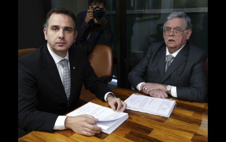 El congresista Rodrigo Pacheco (derecha) recibió la documentación del abogado Antonio Mariz. AP / E. Peres