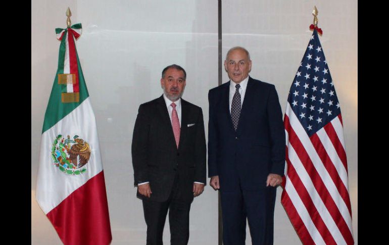 El secretario de seguridad interna  de EU, John Kelly y el procurador Raúl Cervantes se encontraron cerca de las 18:00 horas. TWITTER / @RaulCervantesA