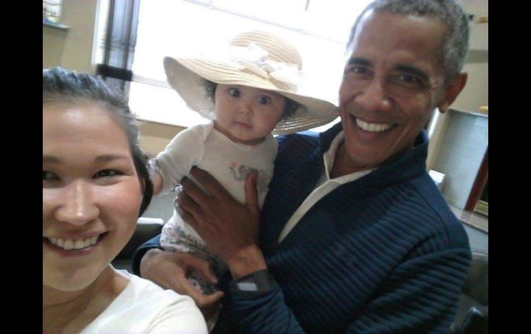 La madre tomó fotos de un sonriente Obama cargando a su hija. AP / J. Jackinsky