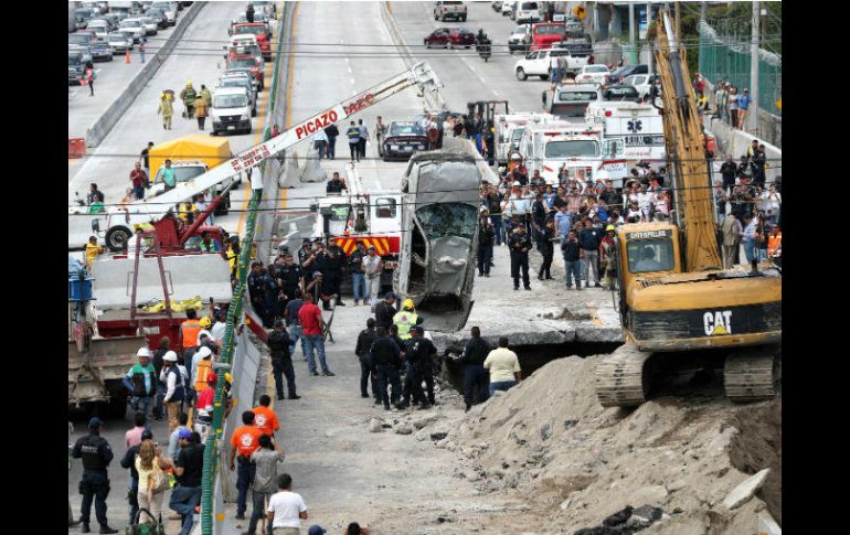 Dos personas murieron en el Paso Express de Cuernavaca cuando el piso se abrió bajo su auto. SUN / V. Rosas